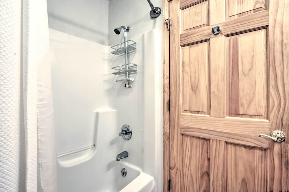 Hot Tub & Dogs Welcome: Secluded Oakland Gem