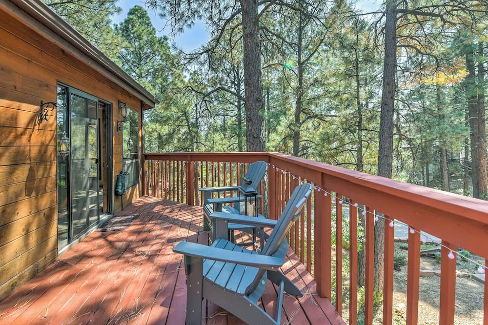 Wooded Retreat w/ Deck: 4 Mi to Downtown Flagstaff