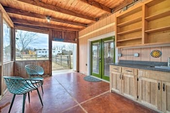 Bohemian Home w/ Screened Porch, 3 Mi to Lake!
