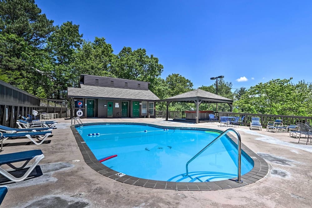 Condo w/ Pool & Grill Access ~ 4 Mi to Gatlinburg!