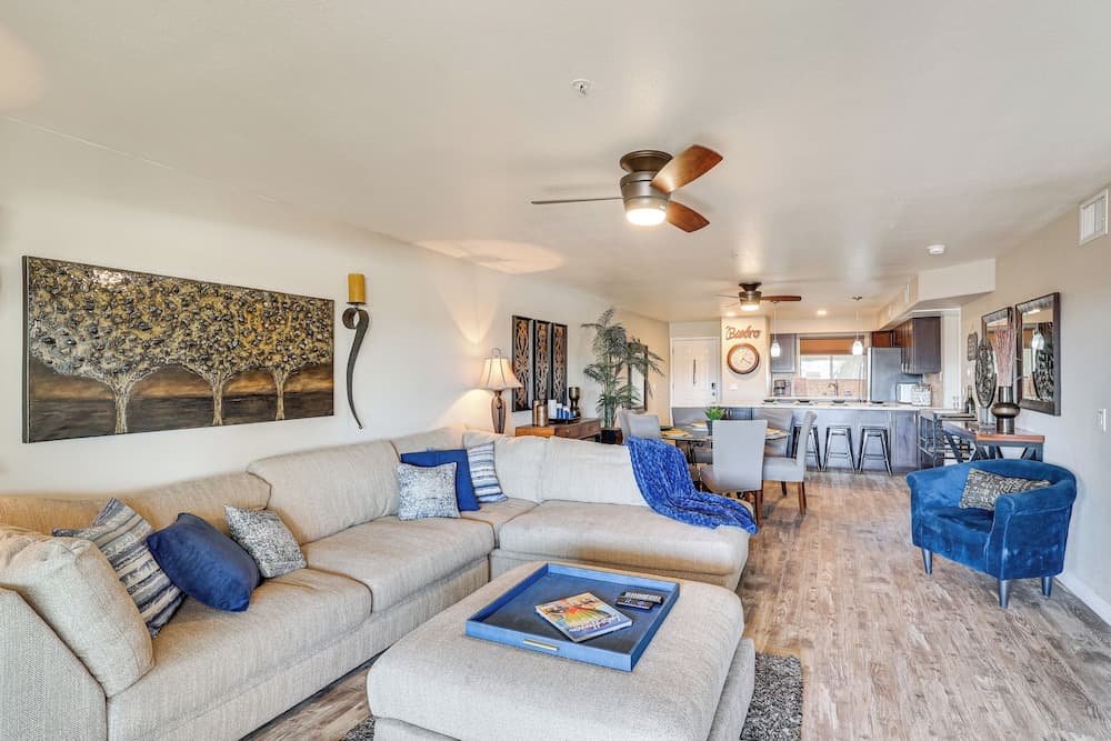 Walkable Location! Waterfront Lake Havasu Paradise
