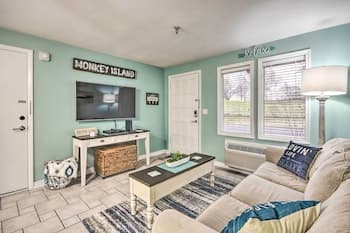 Step-free Nautical Condo: Community Amenities