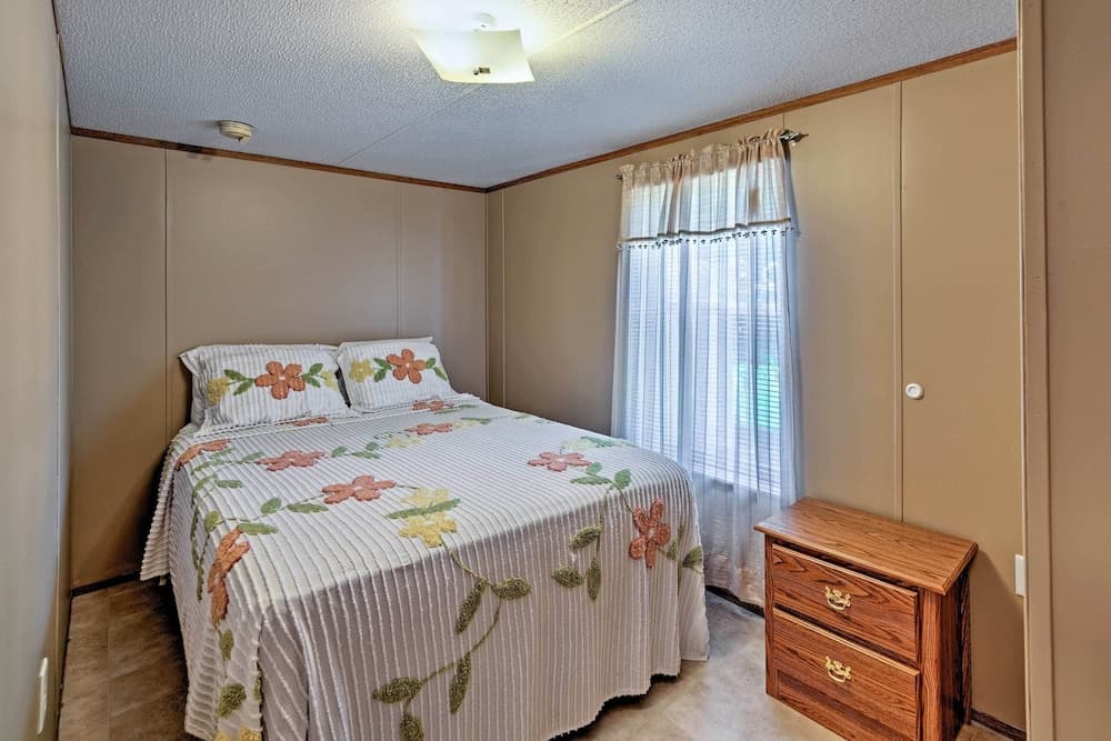 Waterloo Home With Fire Pit - 1/2 Mi to Boat Ramp!