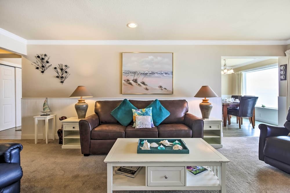 Beachfront Condo w/ Patio & Views - Walk to Shore!