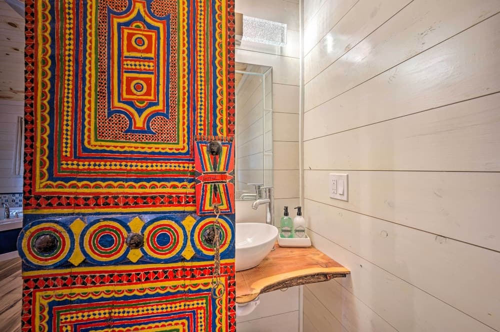 Romantic Broken Bow Cabin w/ Jacuzzi & Fire Pit!