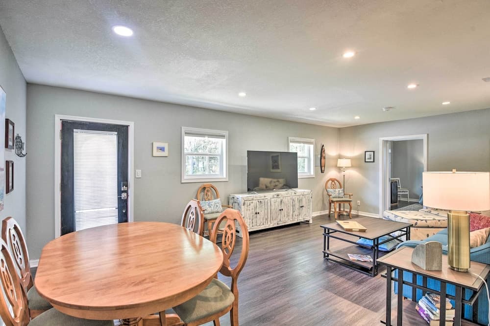 Dog-friendly Home w/ Gas Grill - Walk to Rose Bay!