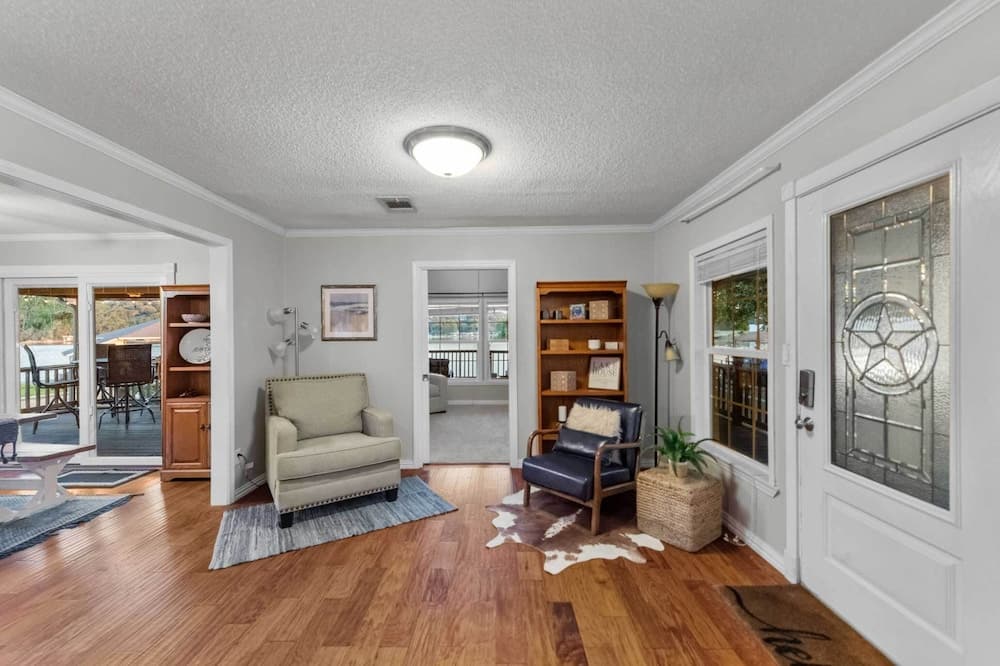 Lakefront Haven ~ 6 Mi to Historic Granbury Square