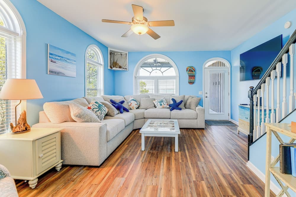 Waterfront Emerald Isle Home w/ Dock Access!