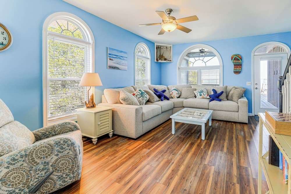 Waterfront Emerald Isle Home w/ Dock Access!