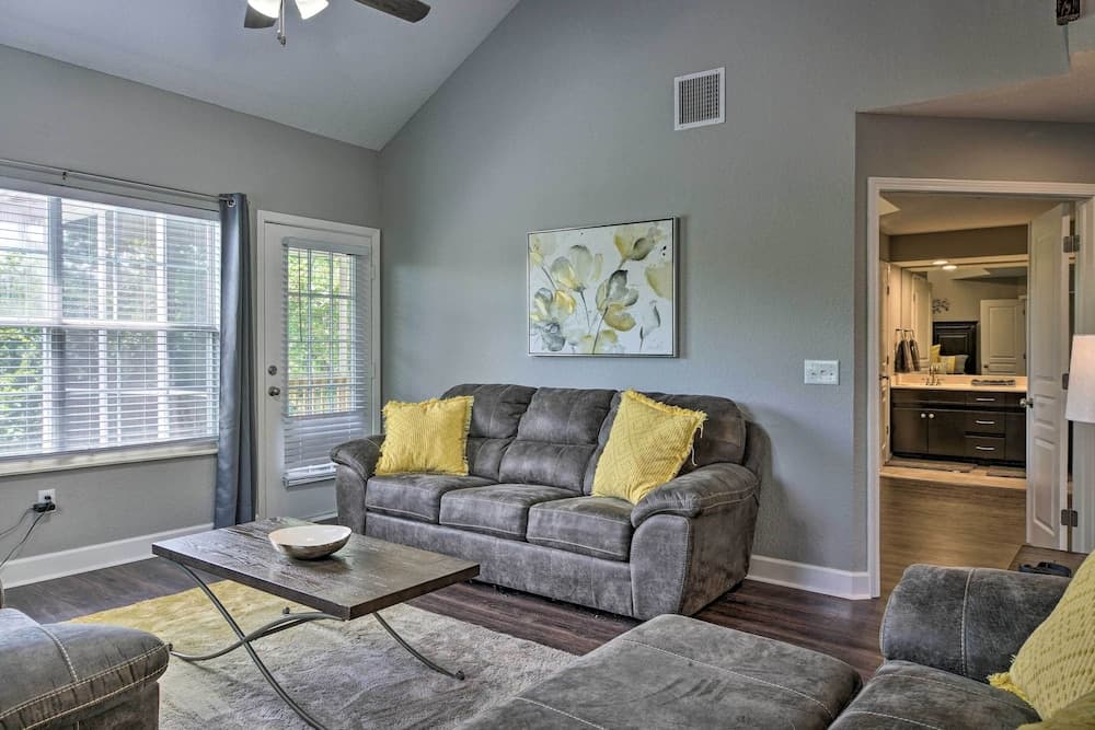 2 Mi to Lake: Condo w/ Balcony in Branson!