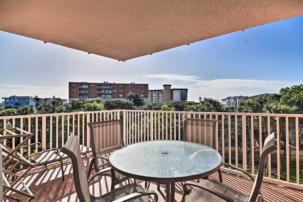 Beachfront Indian Shores Condo - Pool & Hot Tub!