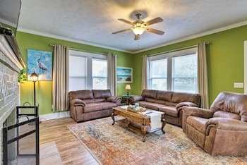 Beachside Getaway - Walk to Gulf, Pier & Casino!