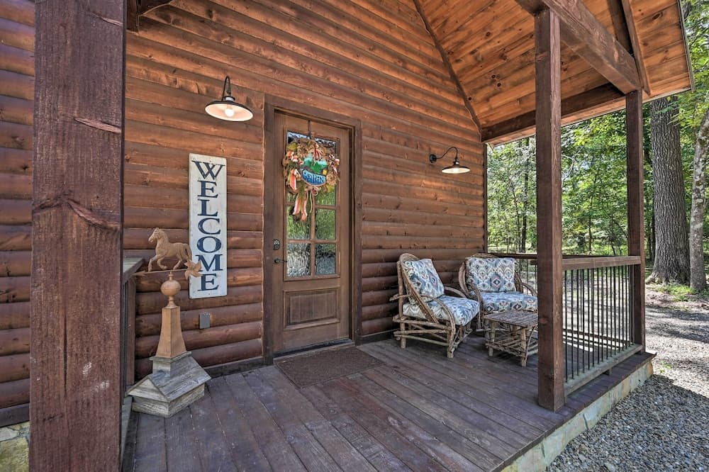 Hot Tub & Fire Pit: Broken Bow Retreat!