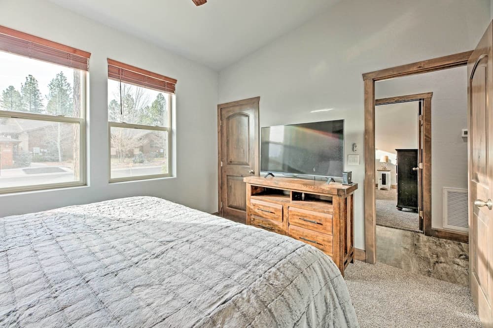 Chic Show Low Townhome w/ Bbq: Dogs Welcome!