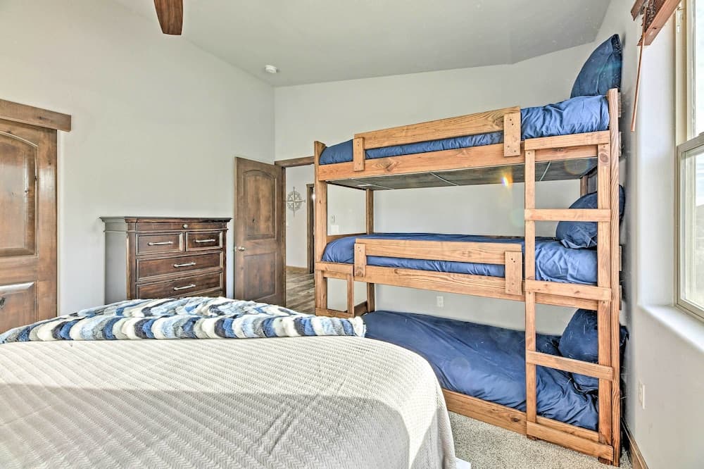 Chic Show Low Townhome w/ Bbq: Dogs Welcome!