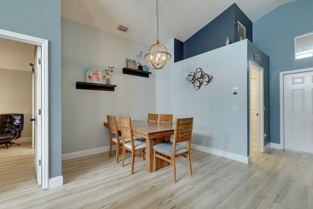 Bright Getaway w/ Ski Lake, 11 Miles to Dtwn Tampa