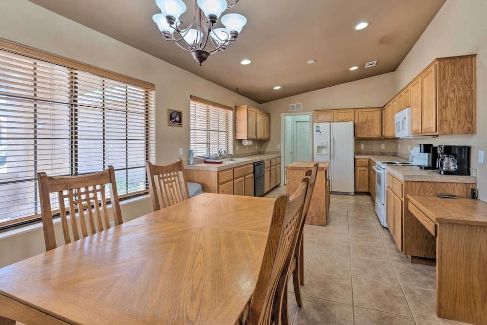 5 Mi to Beach & Marina: Lake Havasu Getaway!