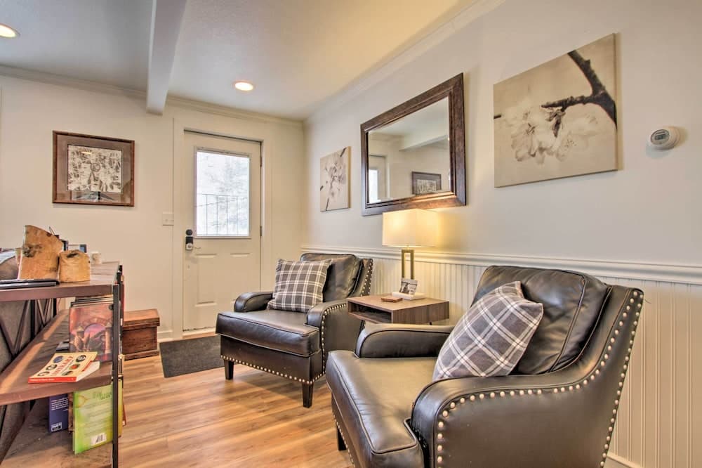 Cozy Rochester Retreat ~ 3 Mi to Mayo Clinic!