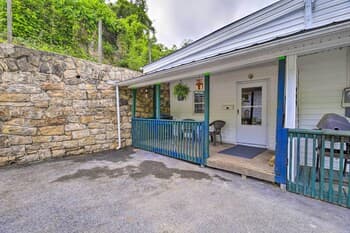 Ideally Located Bluefield Unit - Pets Welcome