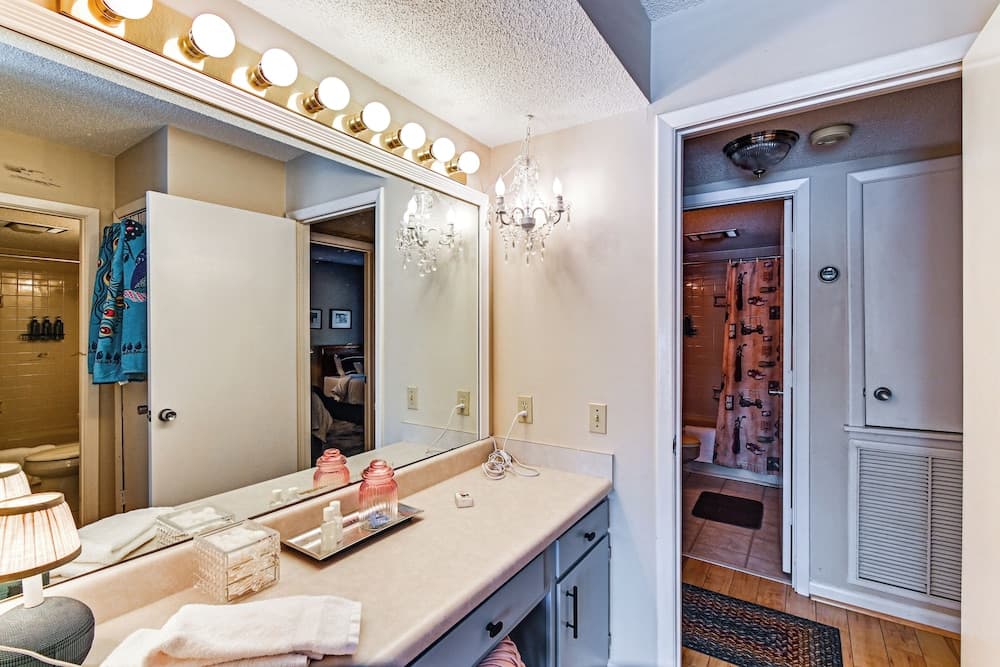 Lakeview Condo w/ Resort Pool: 2 Miles to Golf!