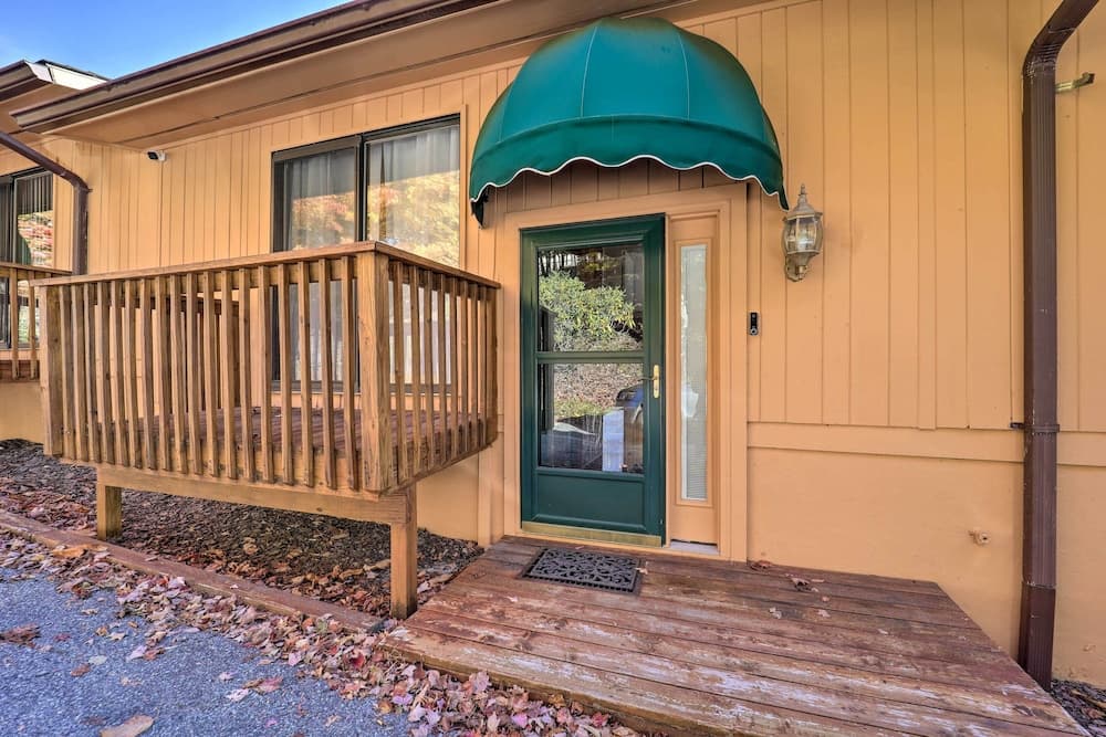 White Tail Retreat w/ Shared Hot Tub & Pool Access