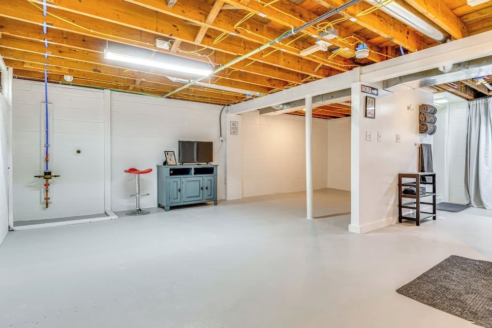 Walk to Speedway & Hall of Fame: Indianapolis Home