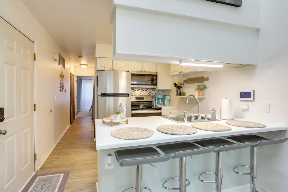 Charming Condo on Lake Erie w/ Community Pool