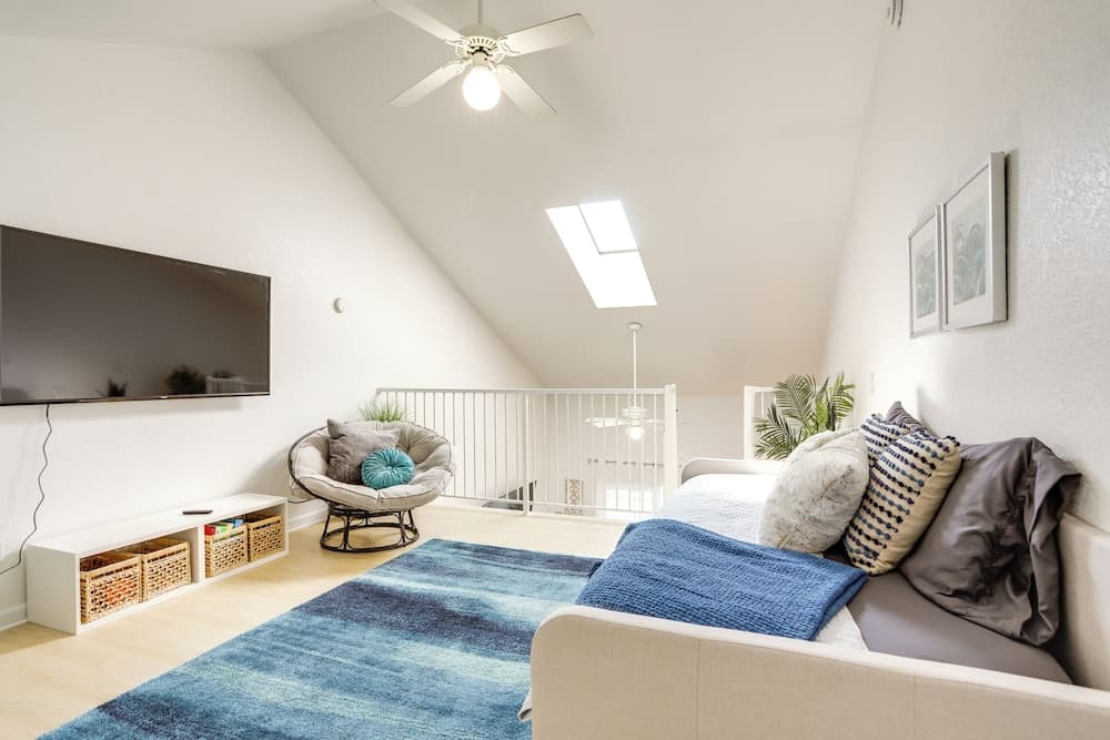 Charming Condo on Lake Erie w/ Community Pool