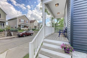 Chic Home w/ Yard < 3 Mi to Dtwn Cincinnati!