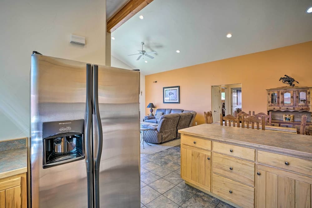 Moab Townhome w/ Pool Access + Stunning Mtn Views!