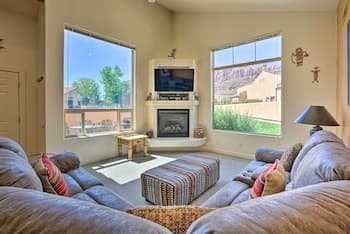 Moab Townhome w/ Pool Access + Stunning Mtn Views!