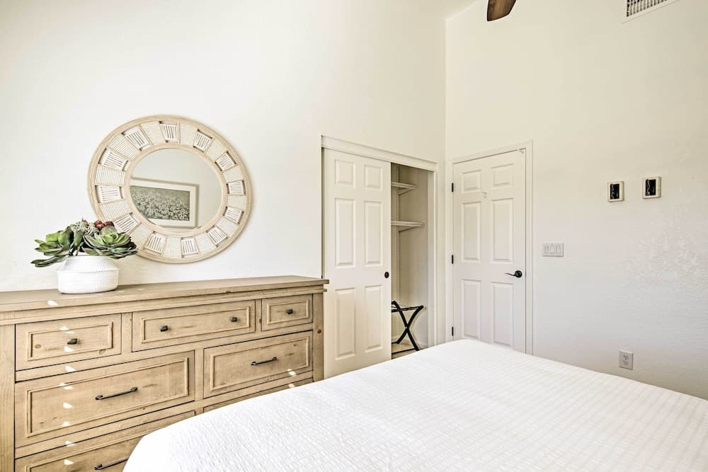 Upscale Phoenix Abode: Walk to South Mountain Park