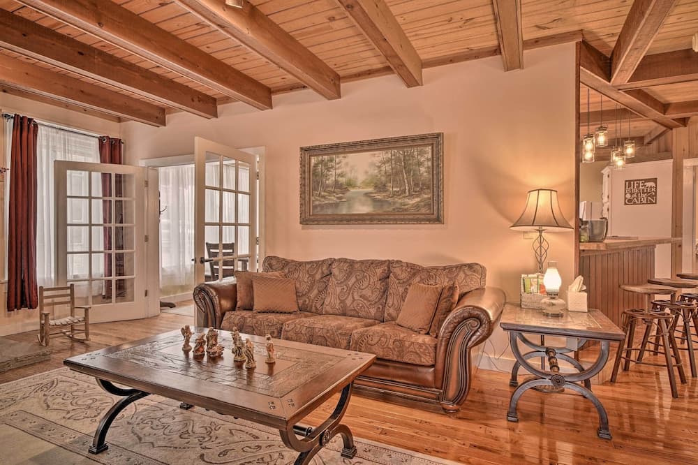 Tranquil Smoky Mountain Cabin w/ Porch & Fire Pit