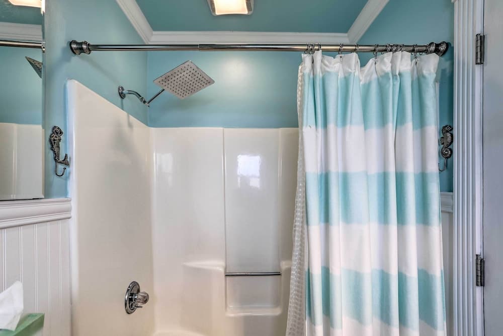 Breezy Murrells Inlet Condo w/ Deck: Walk to Beach