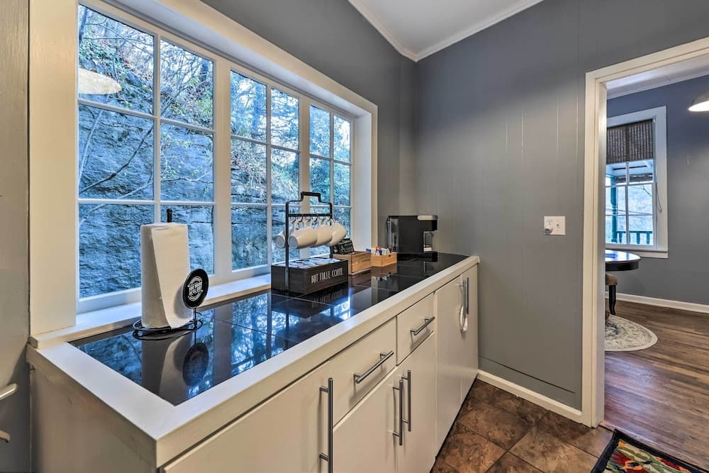 Cozy Eureka Springs Cottage, Walk to Dtwn!