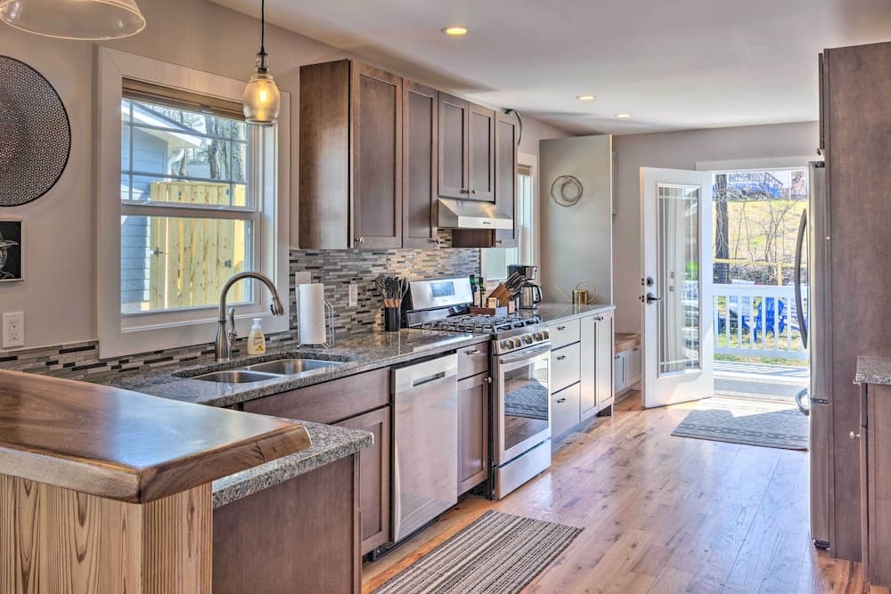 Downtown Brevard Retreat With Fire Pit & Deck!