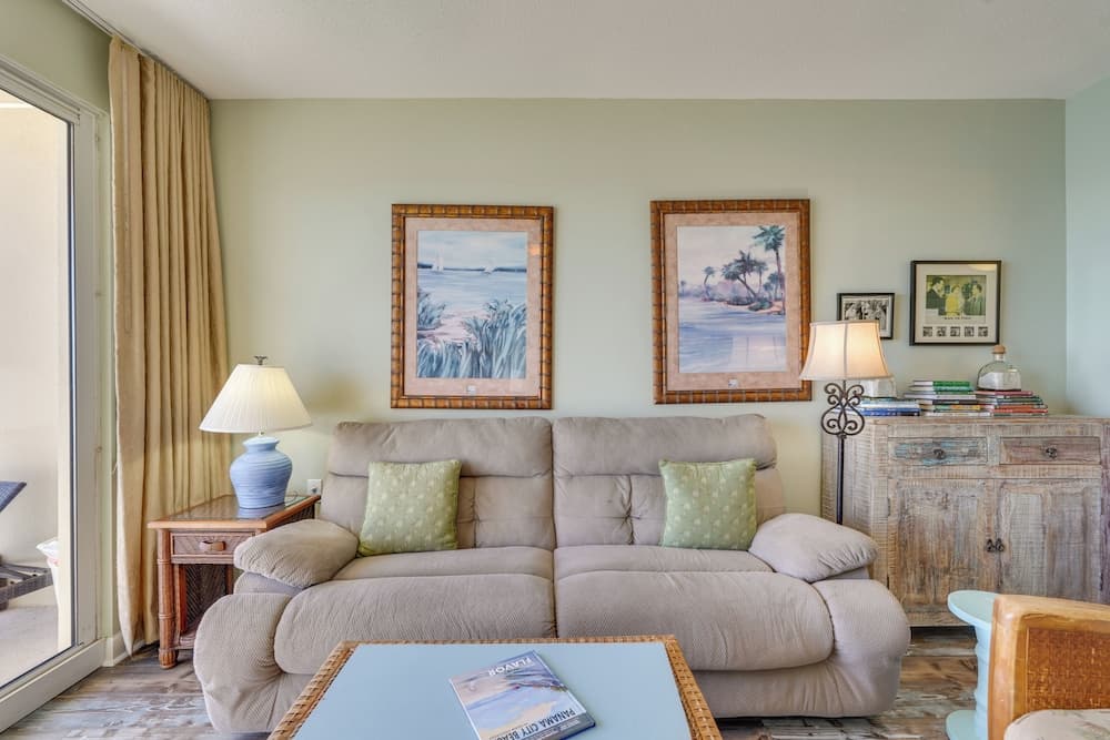 Gulf Coast Getaway w/ Balcony & Resort Amenities!