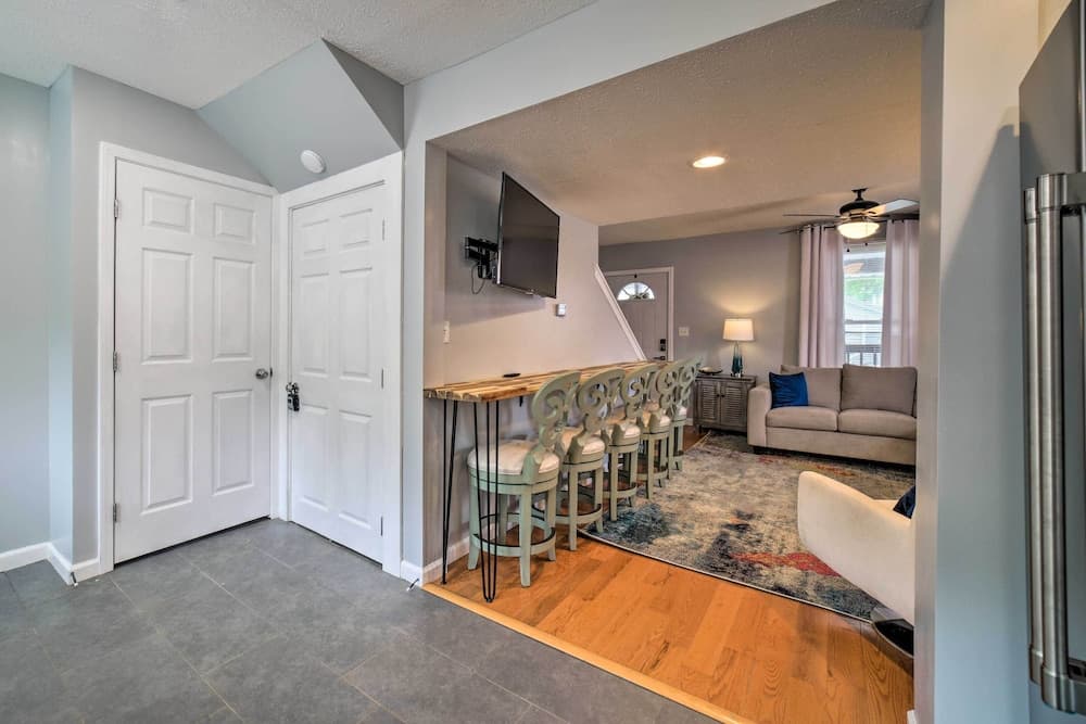 Morgantown Home w/ Deck ~ 2 Mi to WV University!