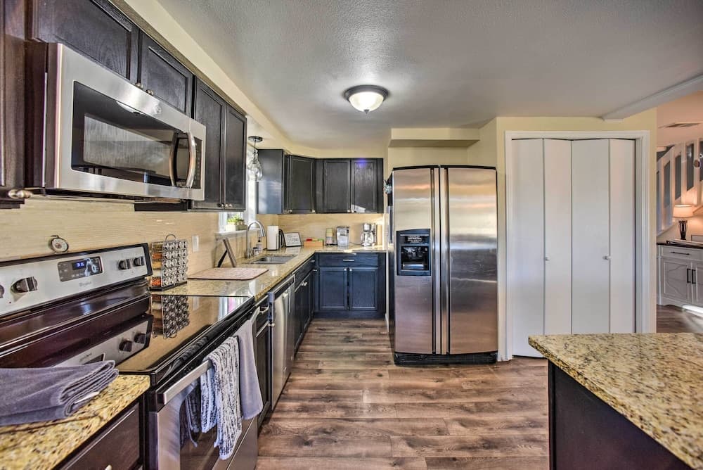 'mountain Haven' w/ Deck + Pikes Peak Views!