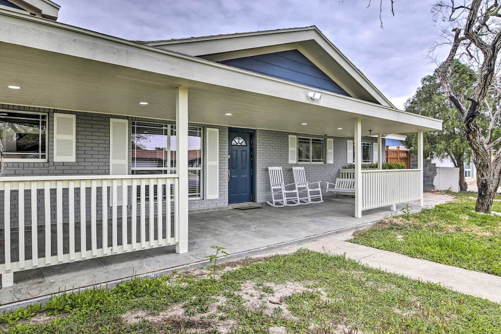 Patio & Grill: Spacious Gem Near Gulf Coast!