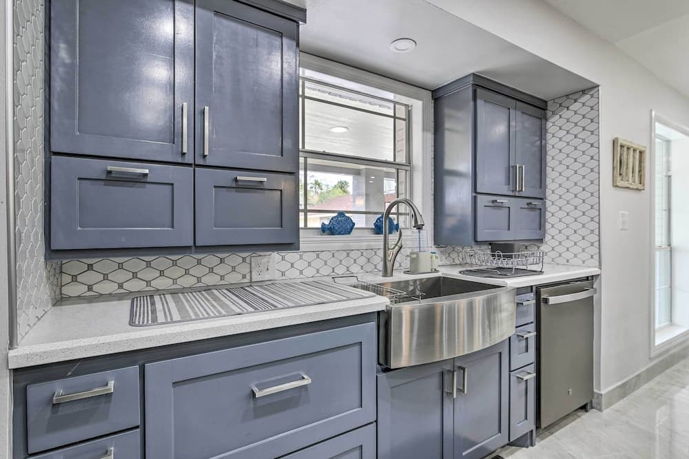 Patio & Grill: Spacious Gem Near Gulf Coast!