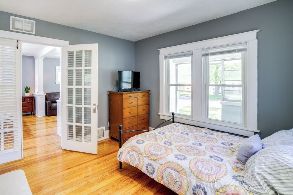 Cozy Indiana Getaway Near Washington Park Zoo!