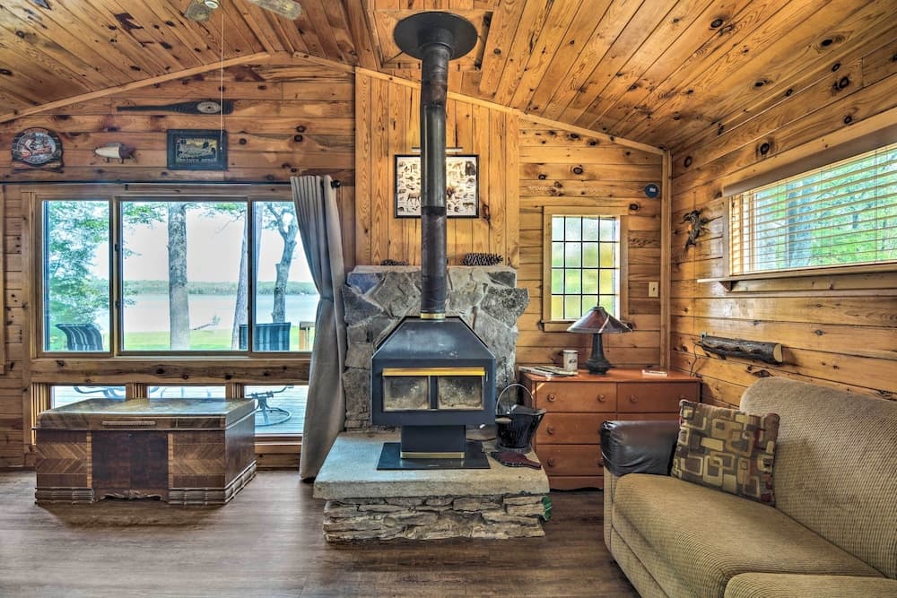 Lake Livin' Cozy Cabin w/ Dock, Bar, 2 Kayaks