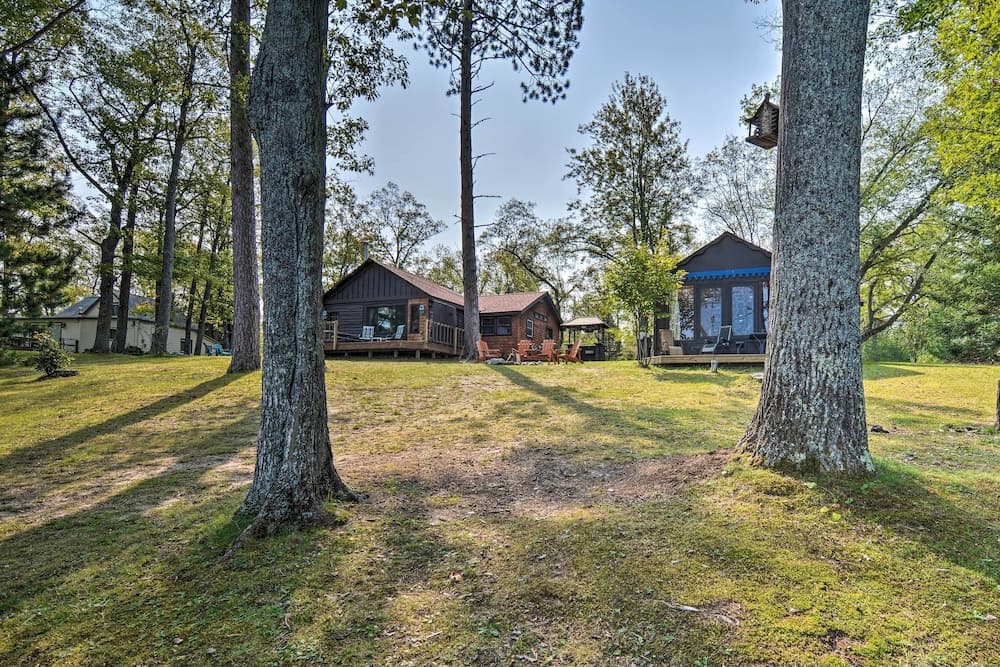 Lake Livin' Cozy Cabin w/ Dock, Bar, 2 Kayaks