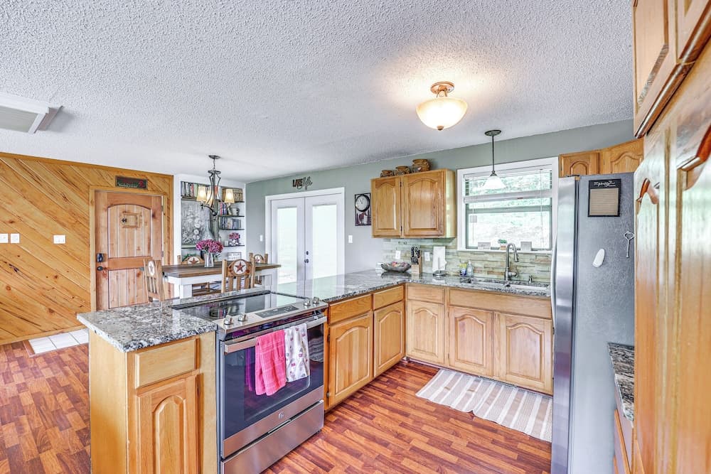 Treetop Hideaway w/ Lake Views + Fire Pit!