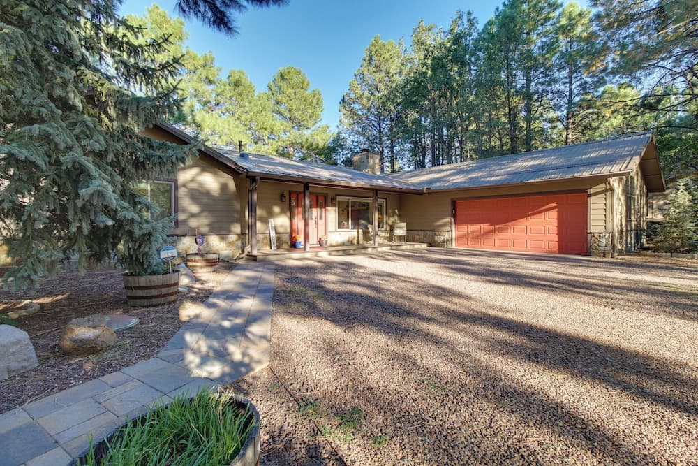 Dog-friendly Home on Pinetop Lakes Course!