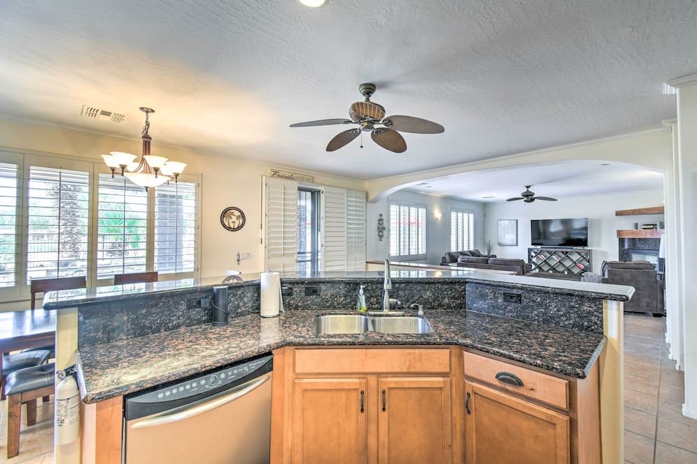 Pool, Game Room + Views: Laveen Village Getaway!