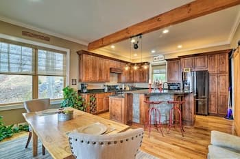 The Barn House: Caldwell Mtn Retreat w/ Hot Tub!