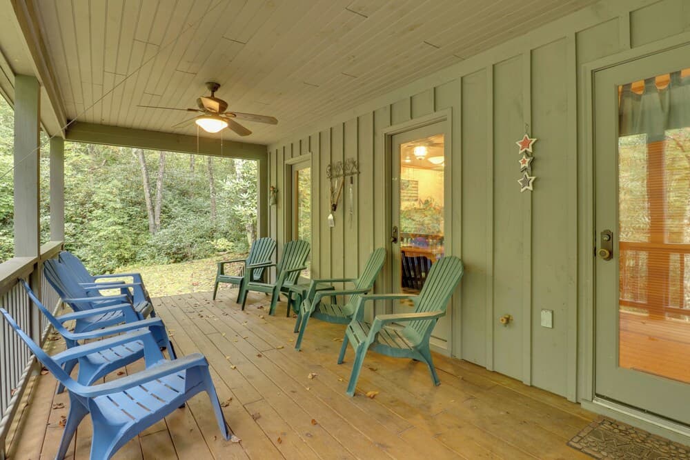 Creekside Family Retreat by Waterfalls & Hiking!