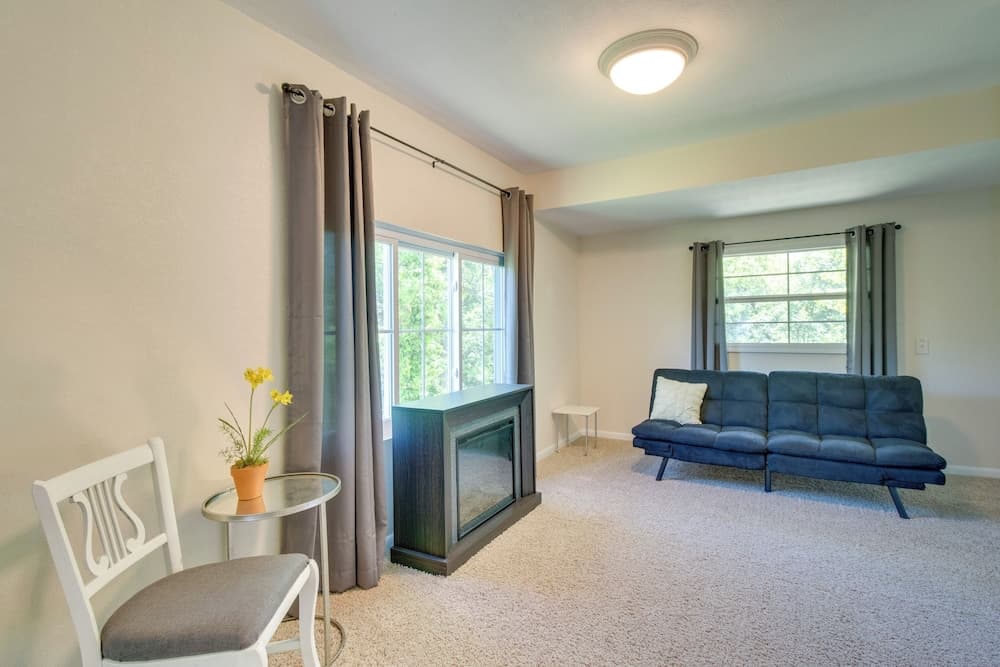 Fisherman-friendly Bull Shoals Escape on Lakefront